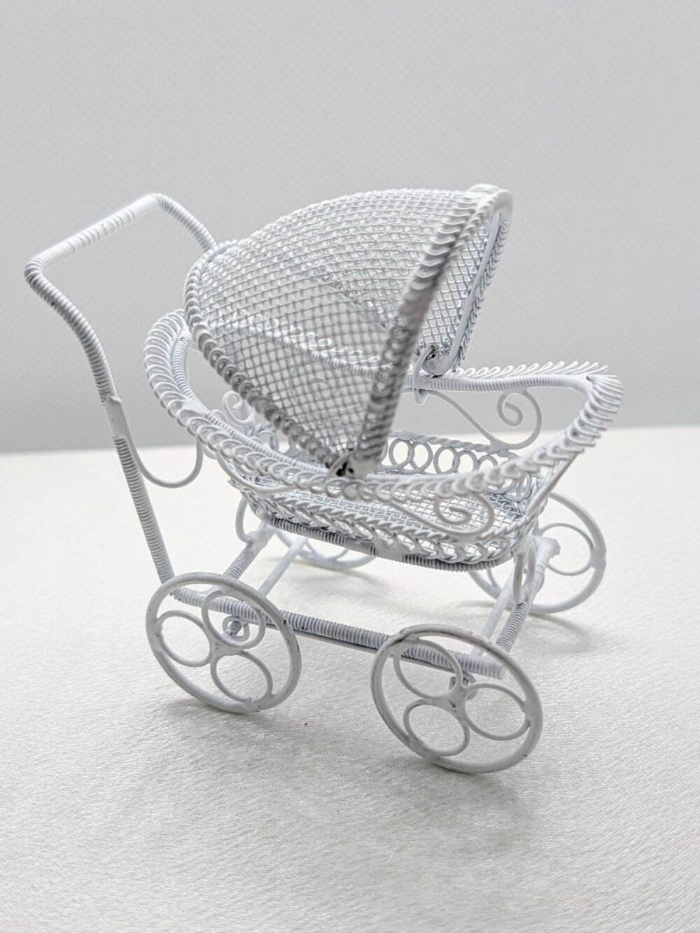 Decorative Displays -- 4  Victorian styled Baby Buggies -- Excellent Condition - Picture 6 of 14